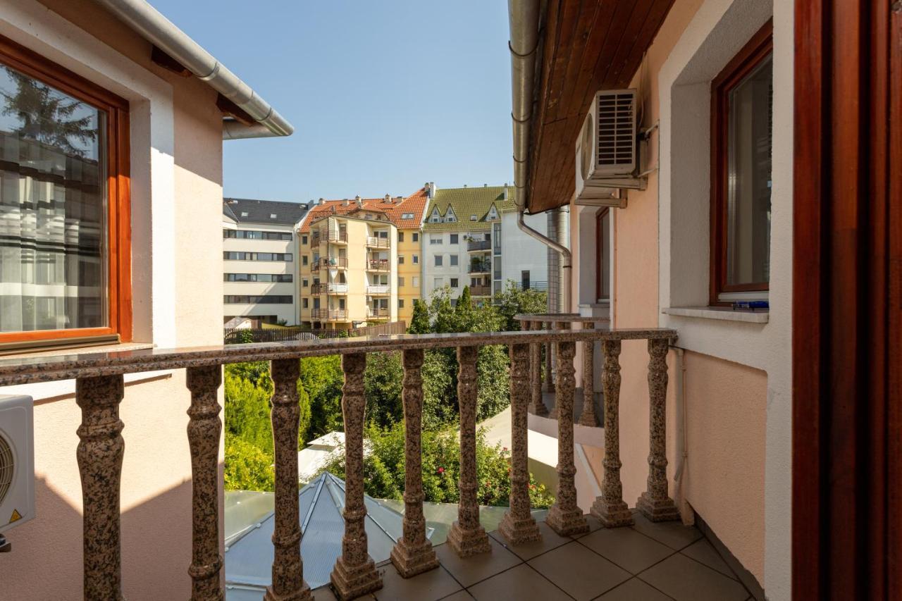 Illes Hotel Сегед Экстерьер фото