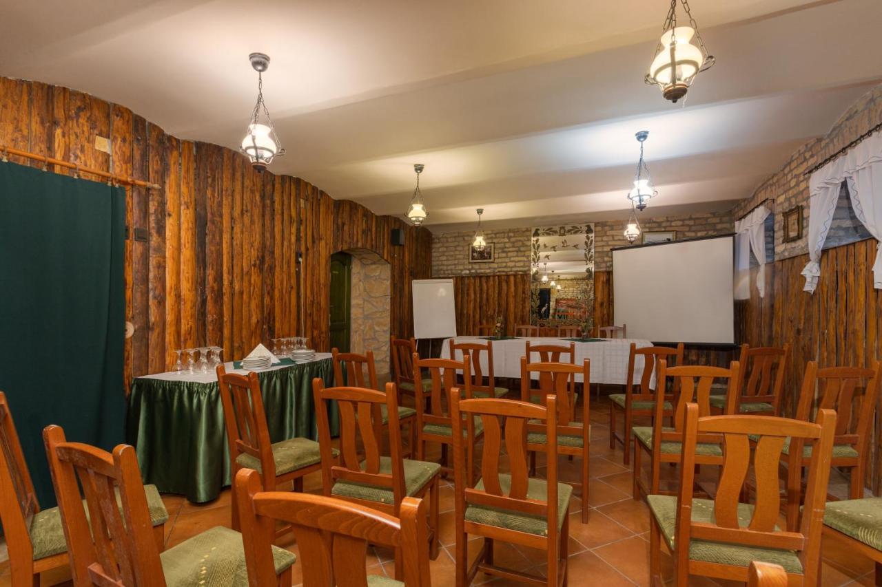 Illes Hotel Сегед Экстерьер фото