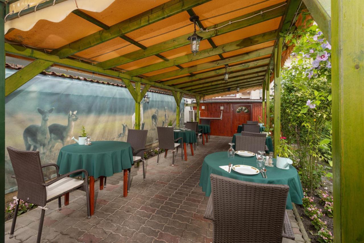 Illes Hotel Сегед Экстерьер фото