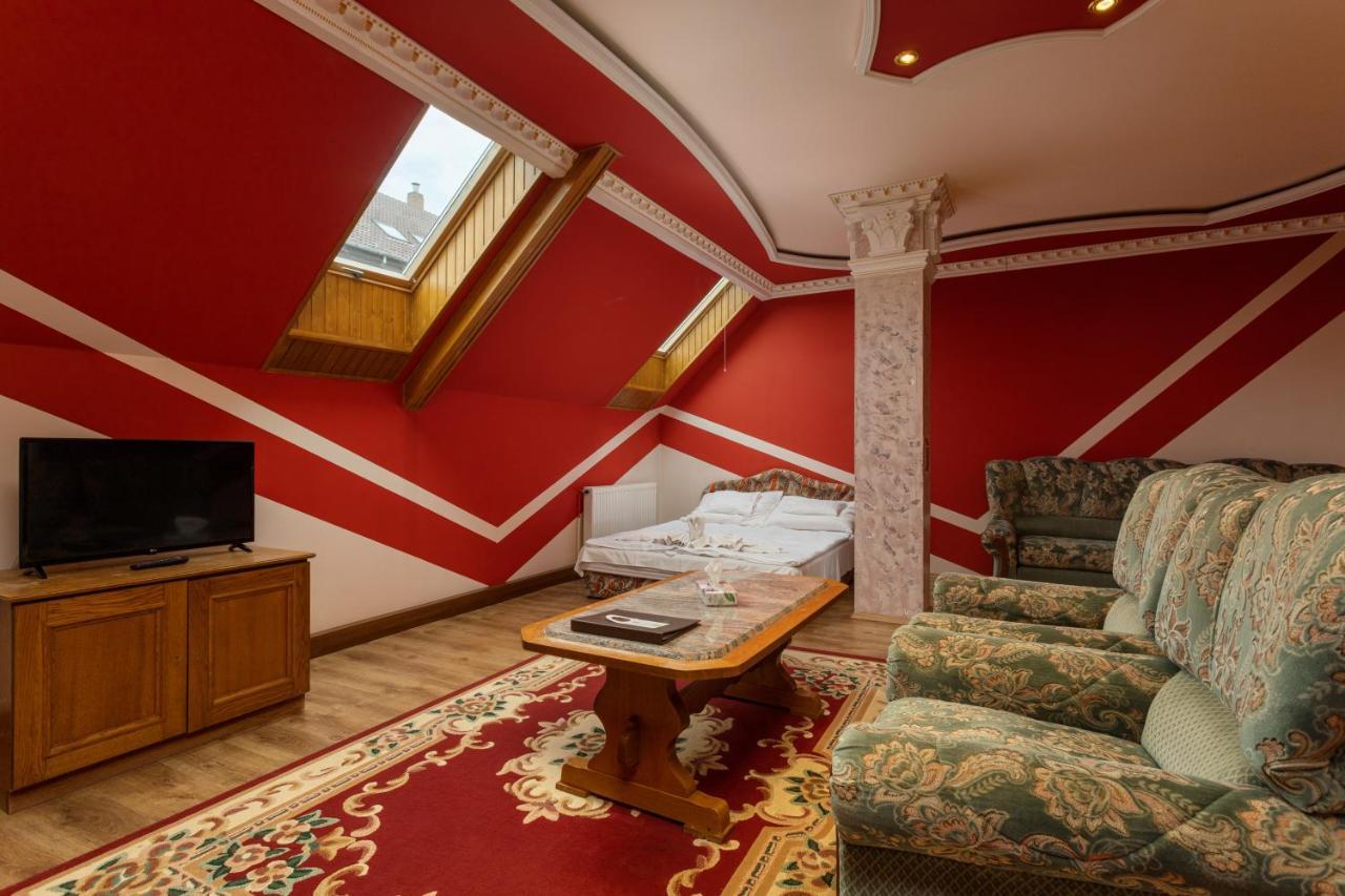 Illes Hotel Сегед Экстерьер фото