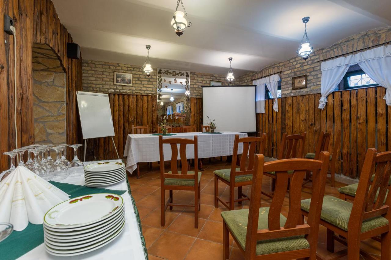 Illes Hotel Сегед Экстерьер фото