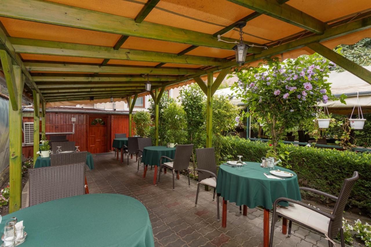 Illes Hotel Сегед Экстерьер фото