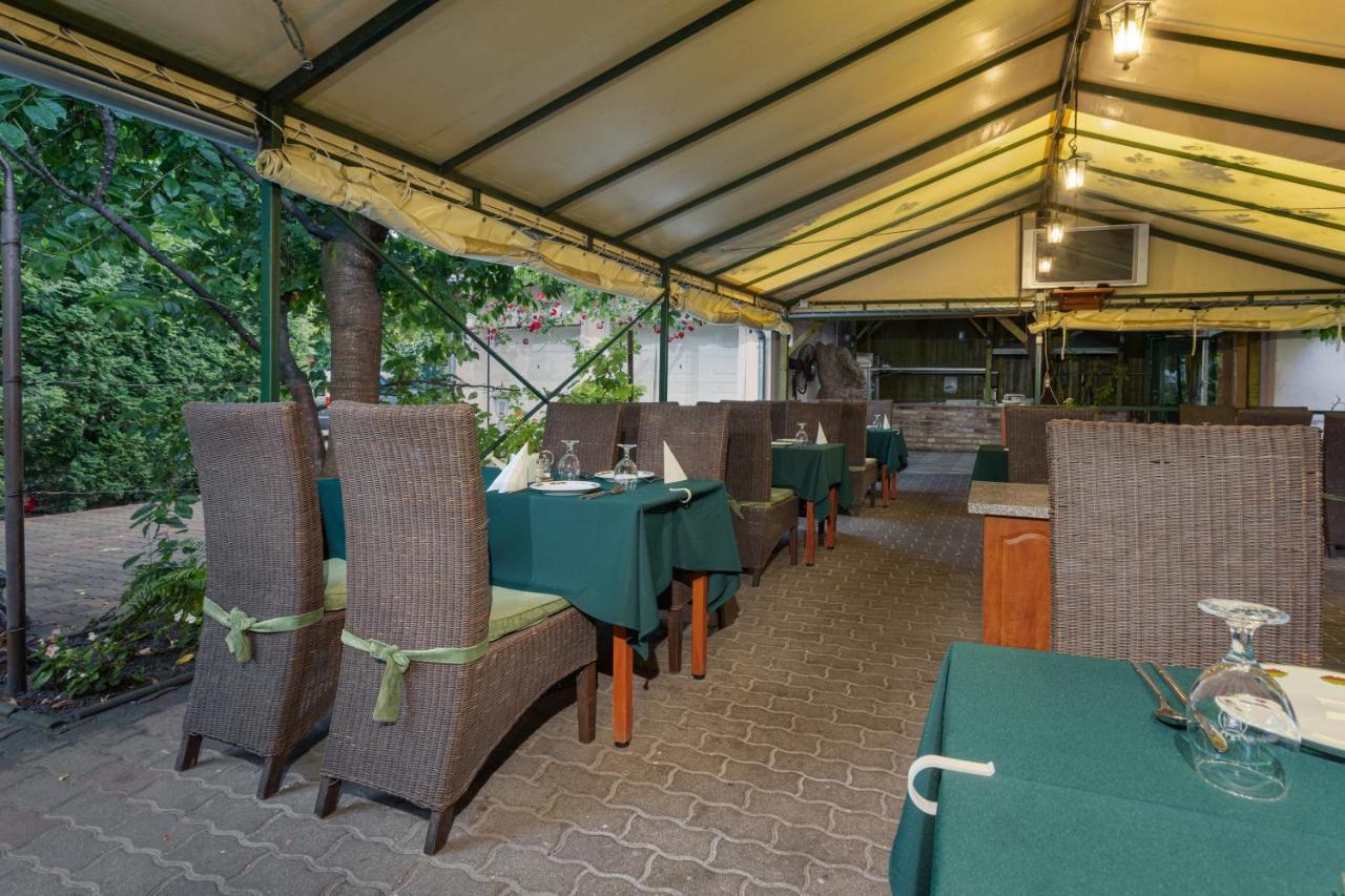 Illes Hotel Сегед Экстерьер фото