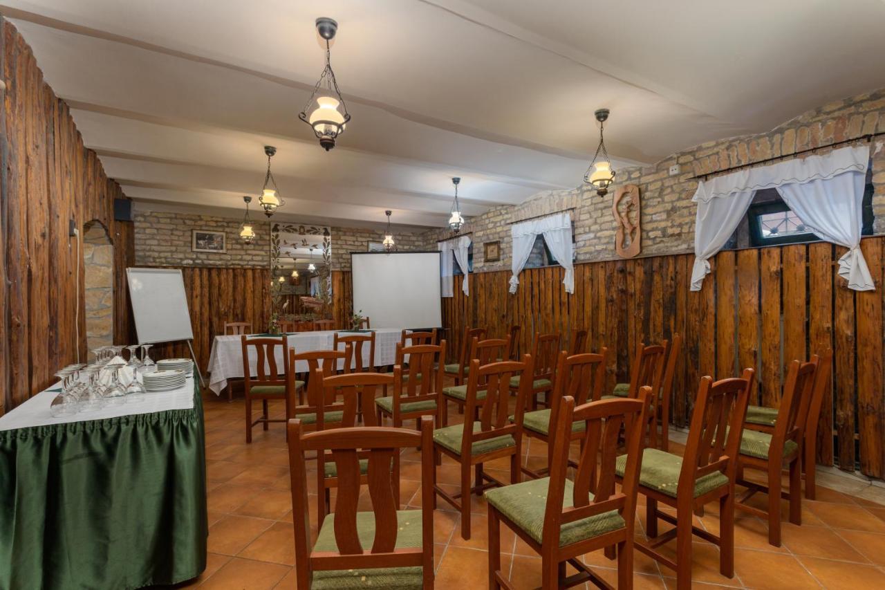 Illes Hotel Сегед Экстерьер фото