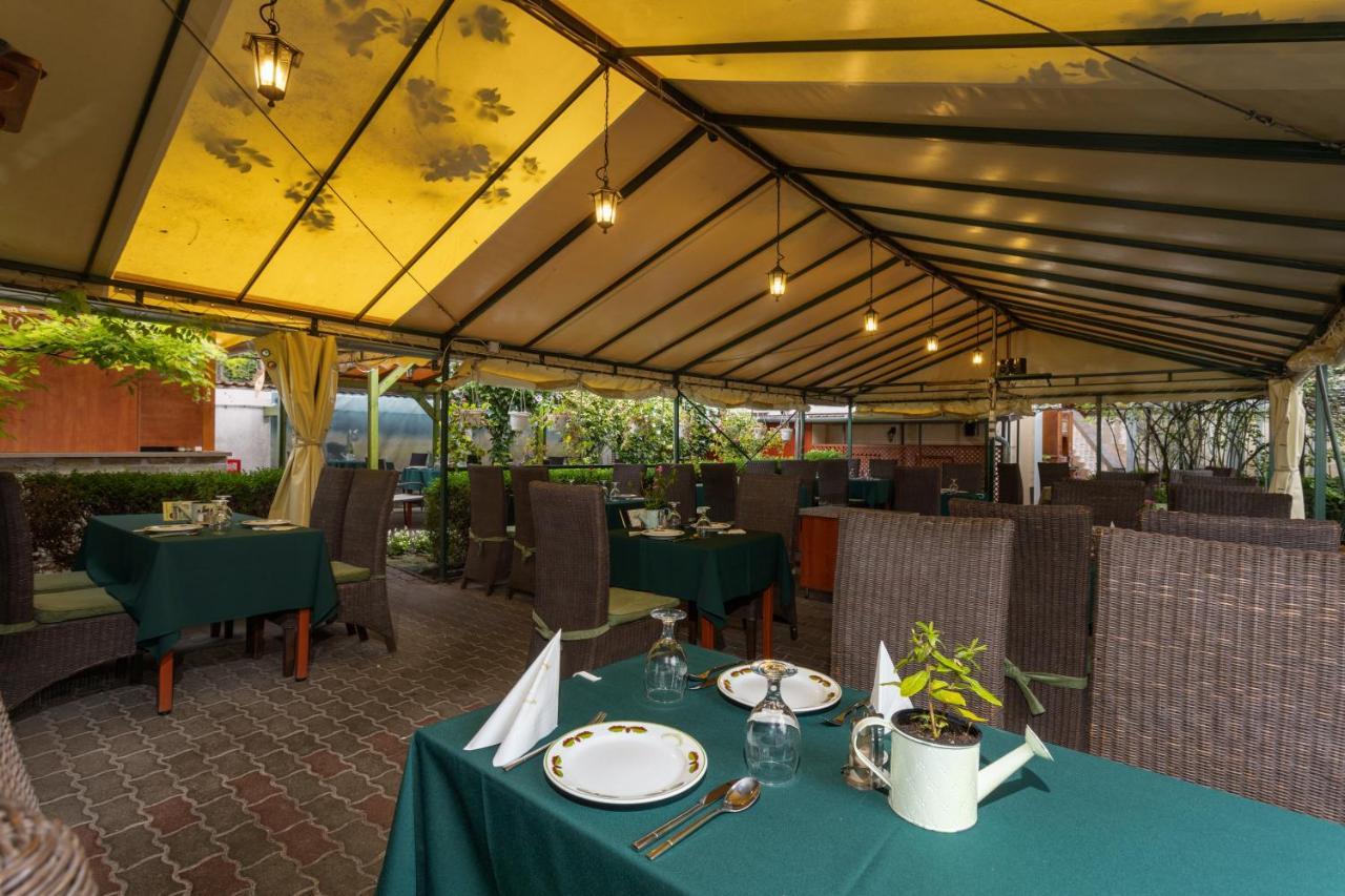 Illes Hotel Сегед Экстерьер фото