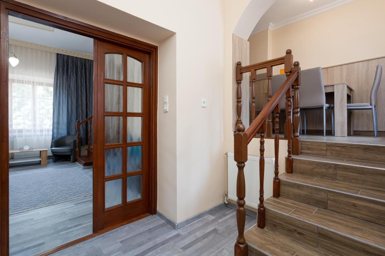 Illes Hotel Сегед Экстерьер фото