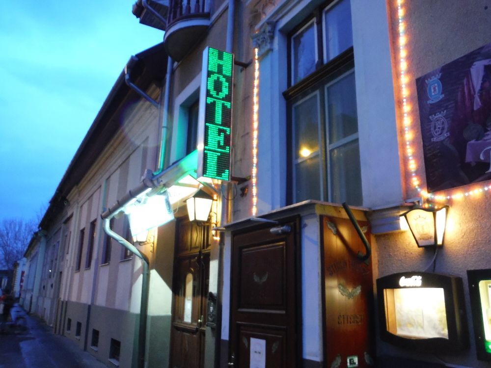 Illes Hotel Сегед Экстерьер фото